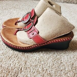 Minnetonka Womens Wedge Sandals. Red. Size 7